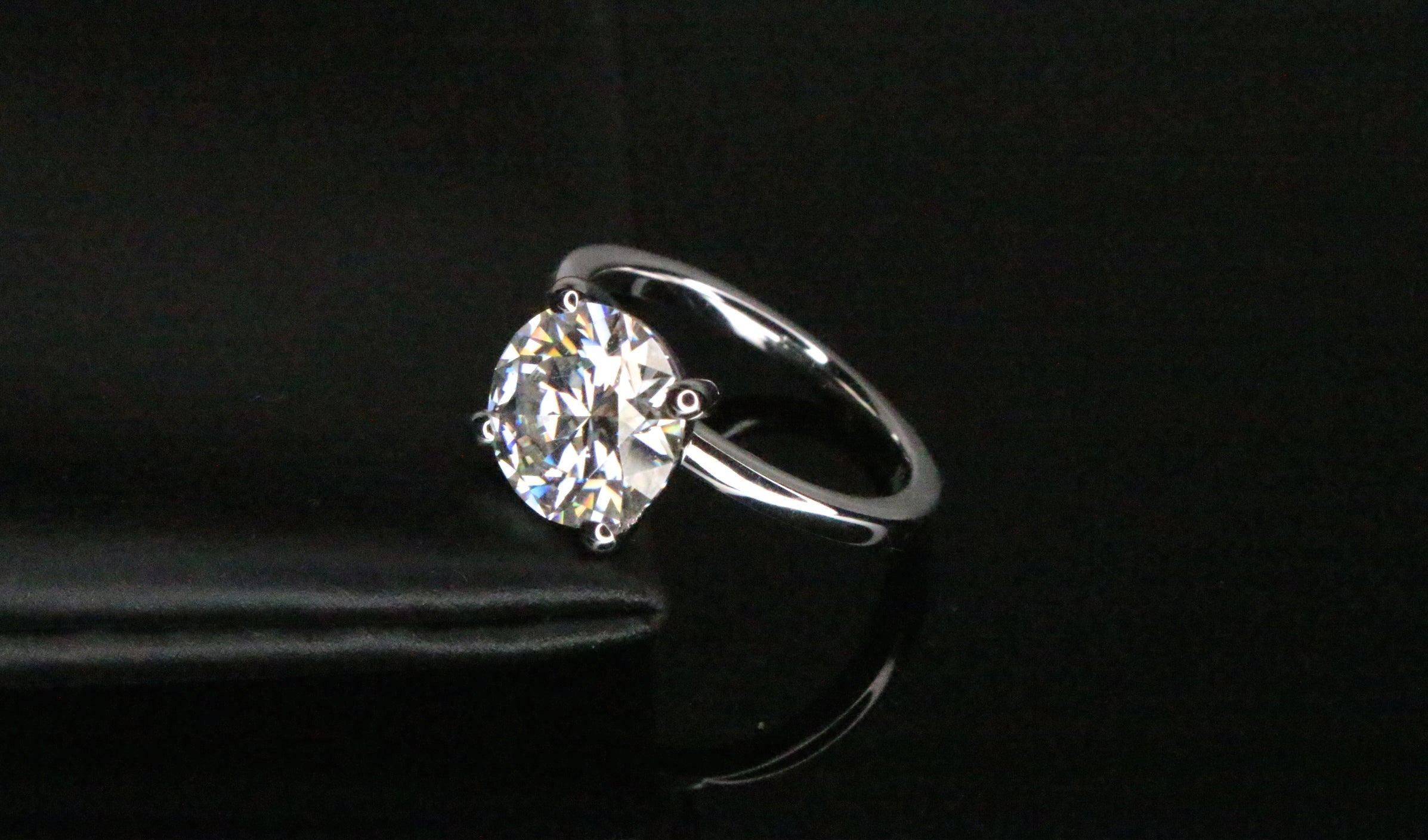 WOMEN'S RINGS